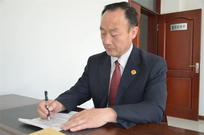 传|庆祝新疆尔自治区成立70周年新葡京娱乐场app胡杨精神代代(图3) 传|庆祝新疆尔自治区成立70周年新葡京娱乐场app胡杨精神代代(图3)